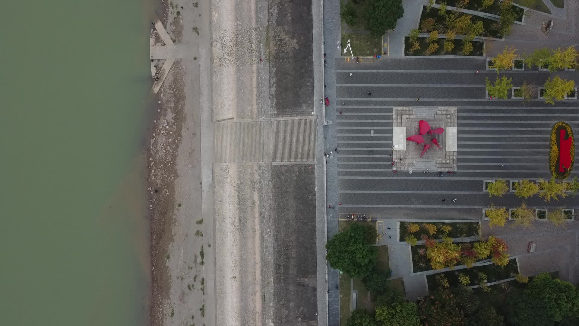 4k湖北宜昌城市江岸休闲道路航拍视频的预览图
