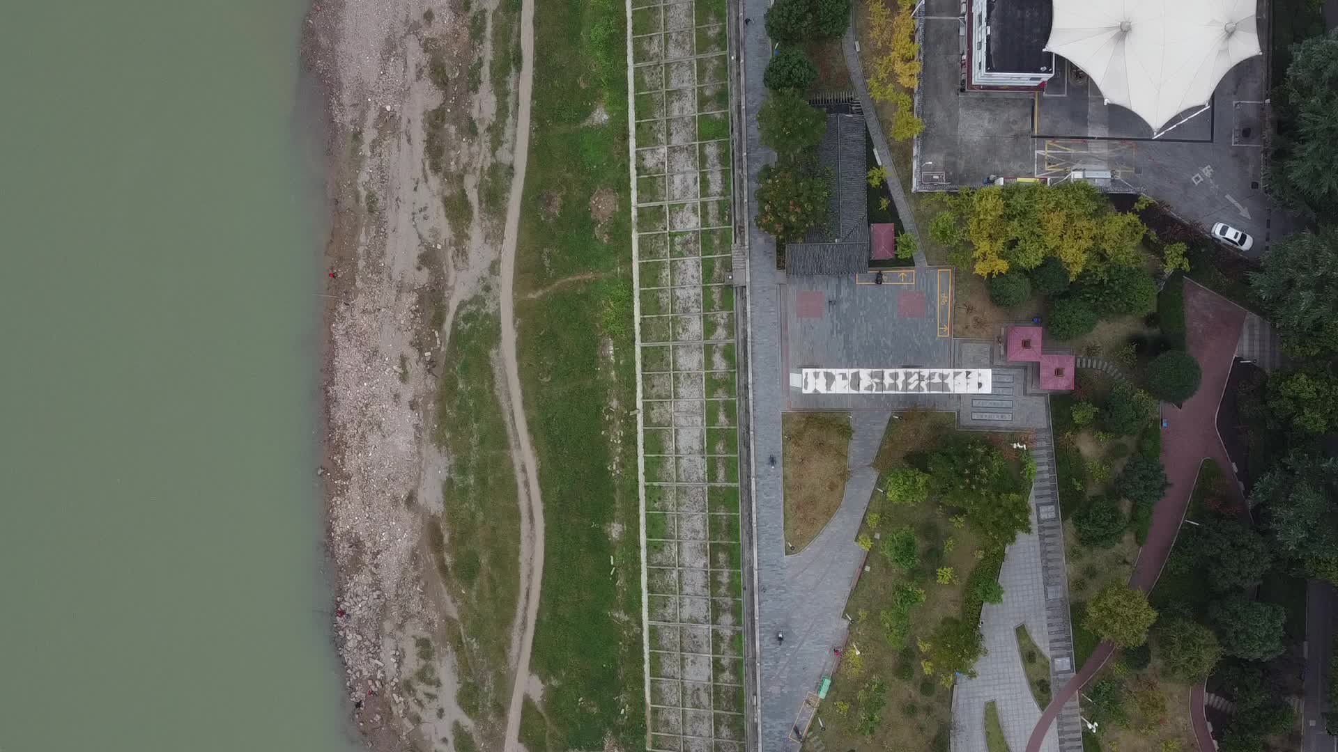 4k湖北宜昌城市江岸休闲道路航拍视频的预览图