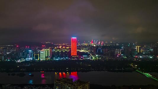 2022春节民族大道景观灯夜景航拍视频的预览图