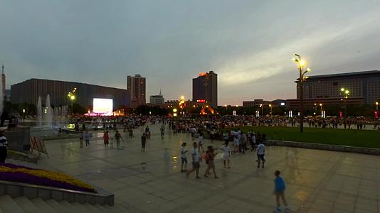 城市广场夜景跳广场舞遛弯散步视频的预览图