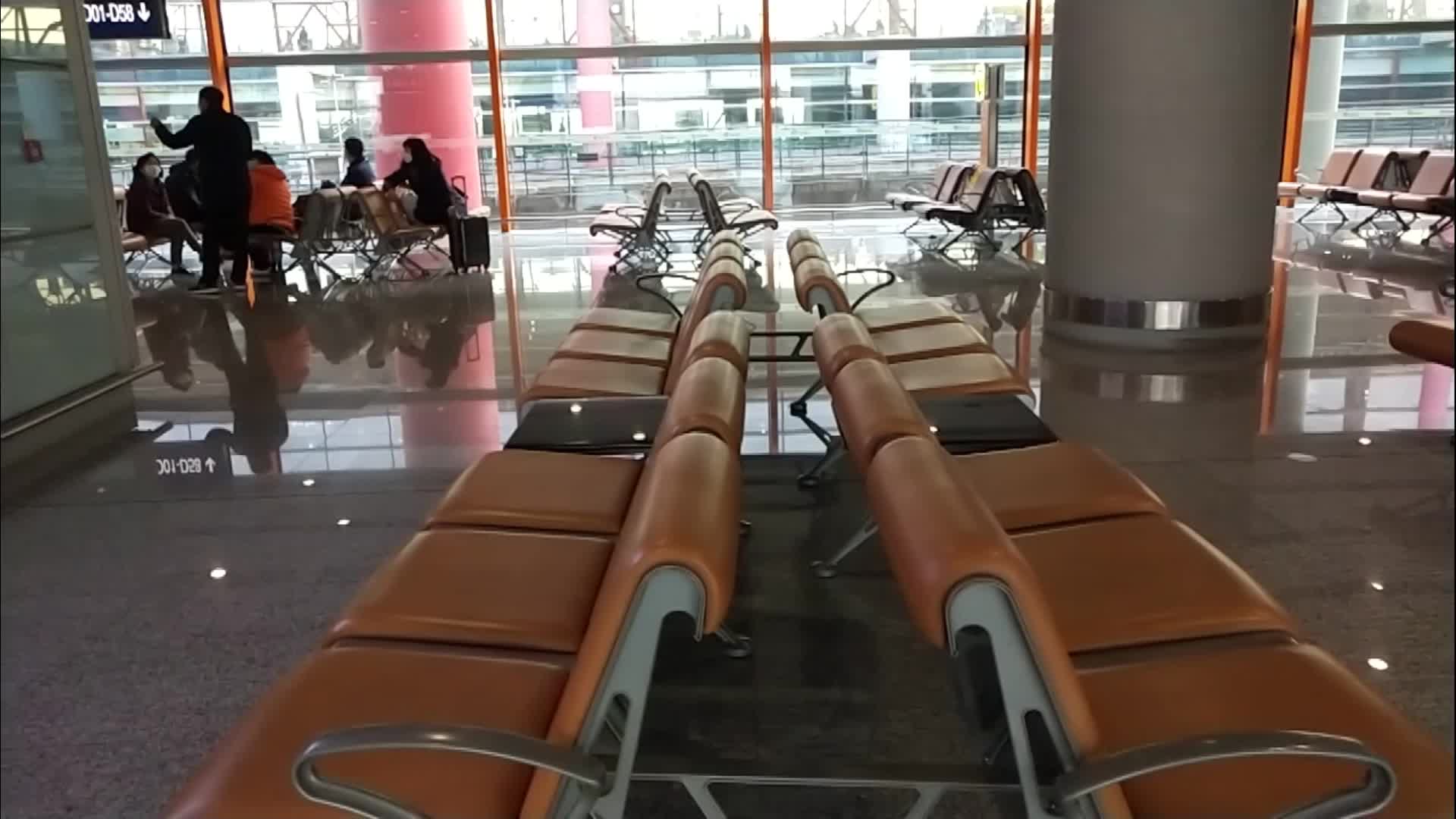 北京首都机场候机厅候机旅客乘客视频的预览图