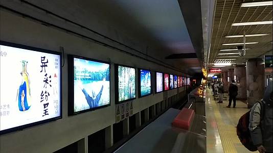 北京乘客地坐客铁列车到站乘客上下车视频的预览图