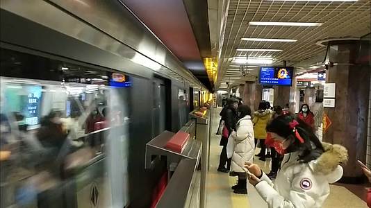 乘坐北京地铁列车到站上班白领旅客上车下车走出站台视频的预览图