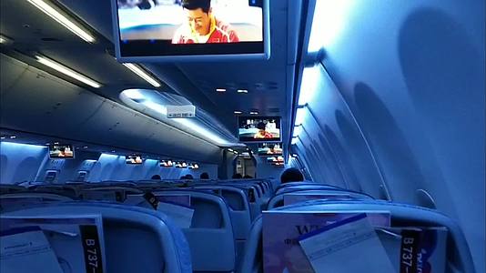 疫情影响飞机无乘客机舱上座率低下乘客稀少视频的预览图