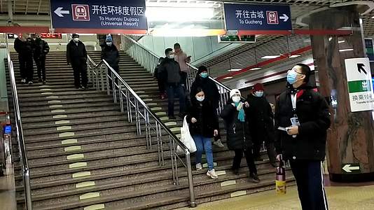 乘坐北京地铁列车到站上班白领旅客走下站台上车开走视频的预览图