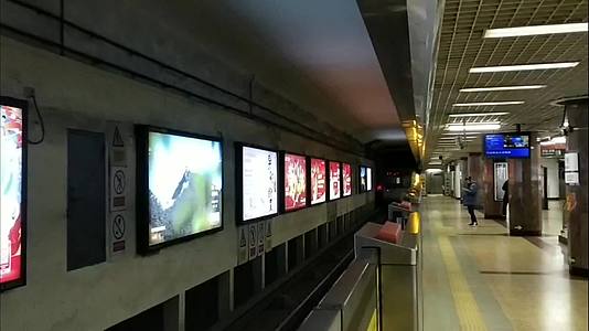 乘坐北京地铁列车到站上班旅客脚步走下站台上车视频的预览图