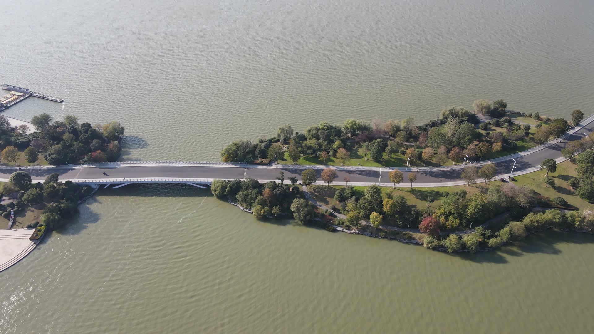江苏徐州云龙湖5A景区水上公路4K航拍视频的预览图