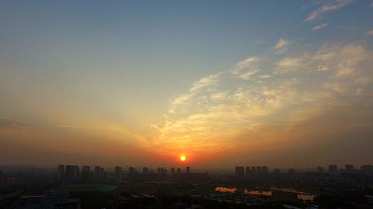 城市日出早晨清晨黎明凌晨东方红太阳升视频的预览图