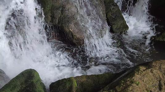 溪水溪水清泉山涧溪流瀑布泉水视频的预览图
