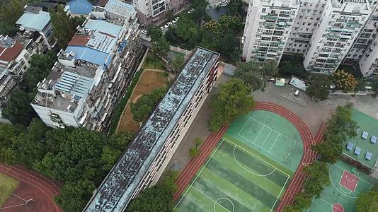 4k湖北宜昌城市学校操场航拍视频的预览图
