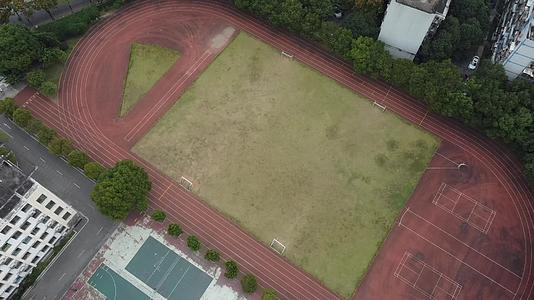 4k湖北宜昌城市学校操场航拍视频的预览图