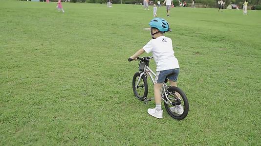 男孩子在公园里骑自行车视频的预览图