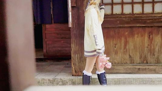 中山影视城古风少女在古风建筑窗边带着花枝走路忧伤移动镜头视频的预览图