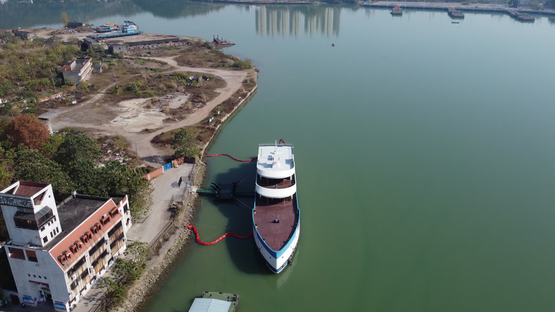湖北宜昌市夷陵区郊野货船航拍视频的预览图