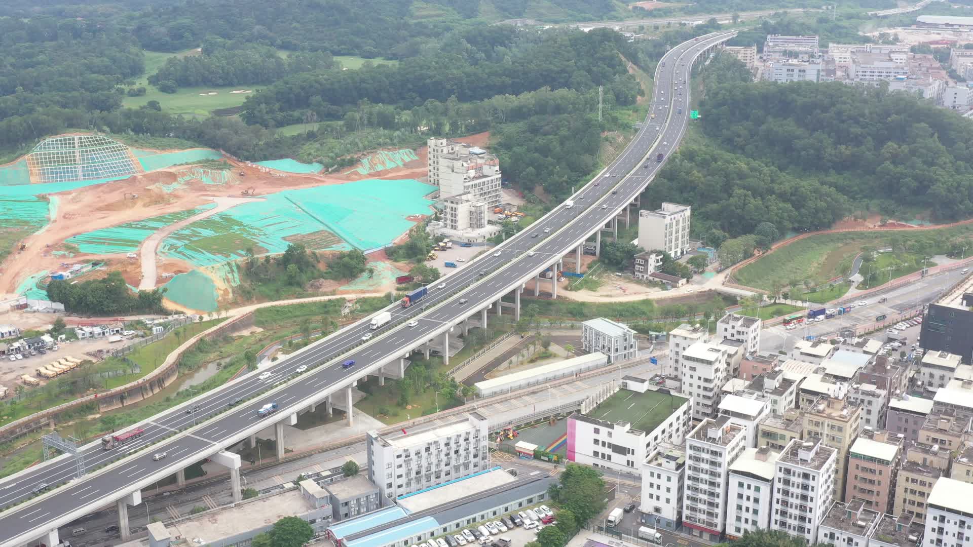 深圳龙华乡镇居住区高架路航拍视频的预览图