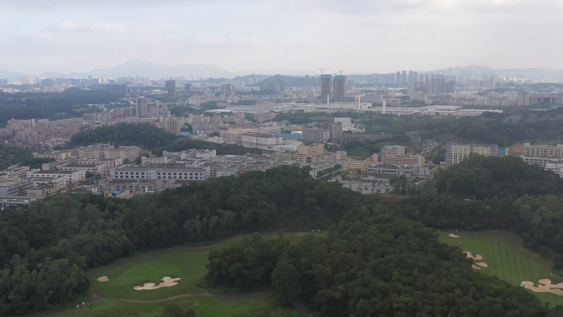 深圳龙华乡镇居住区路航拍视频的预览图