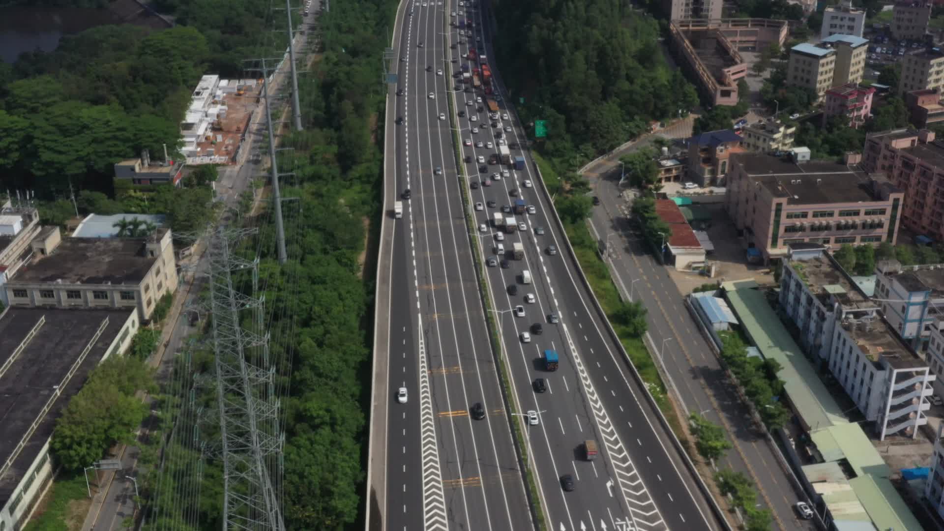 深圳龙华乡镇道路车辆穿行航拍视频的预览图