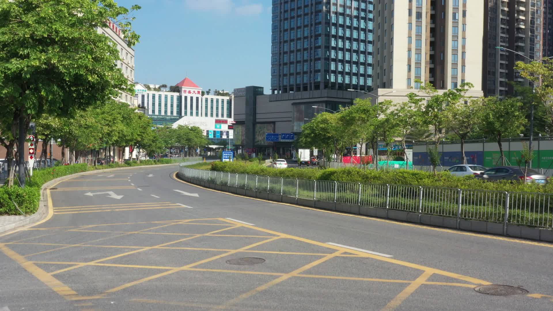 深圳龙华商业区道路高角度航拍视频的预览图