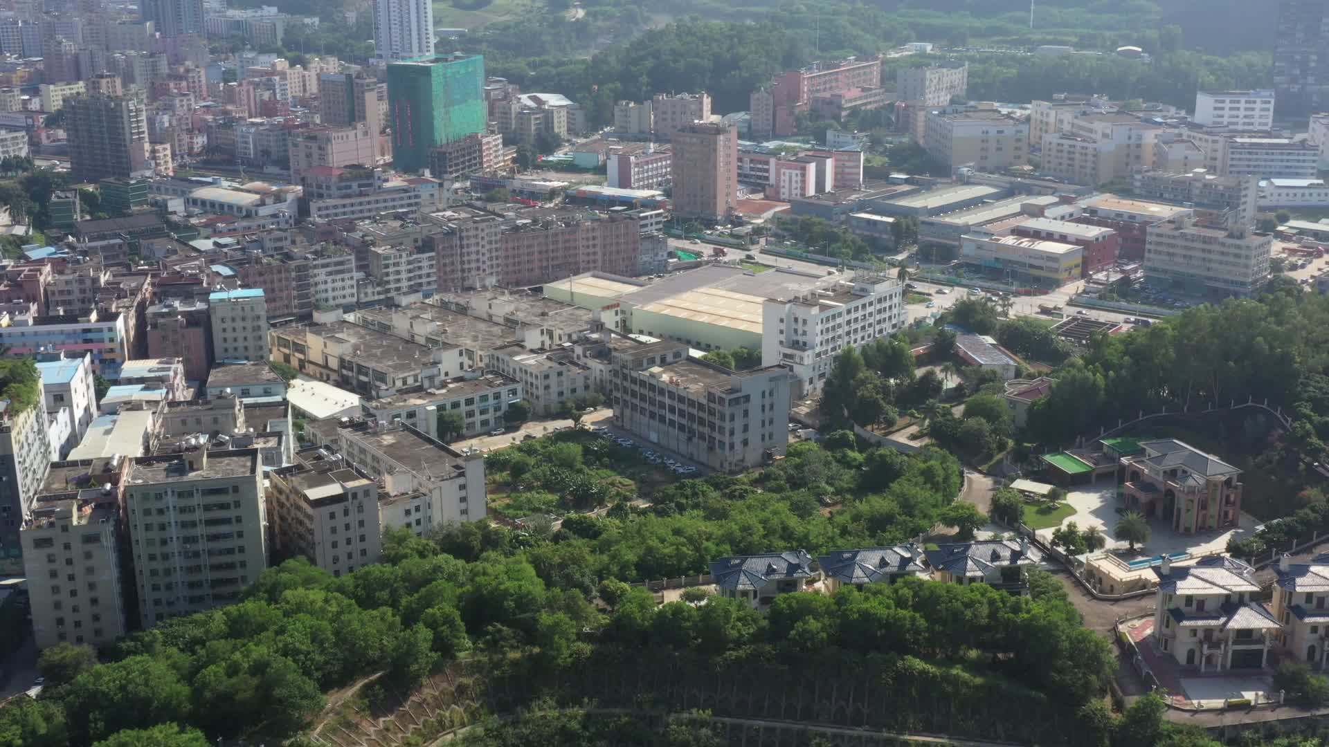 深圳龙华乡镇居住区路航拍视频的预览图