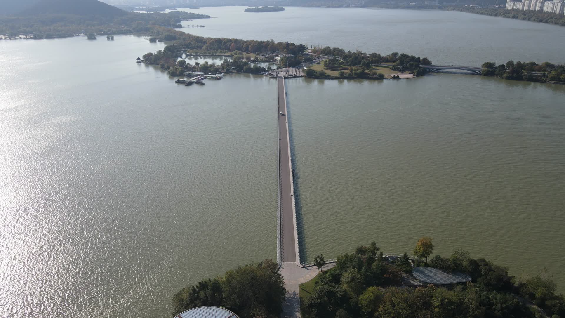 江苏徐州云龙湖水上唯美公路4K航拍视频的预览图