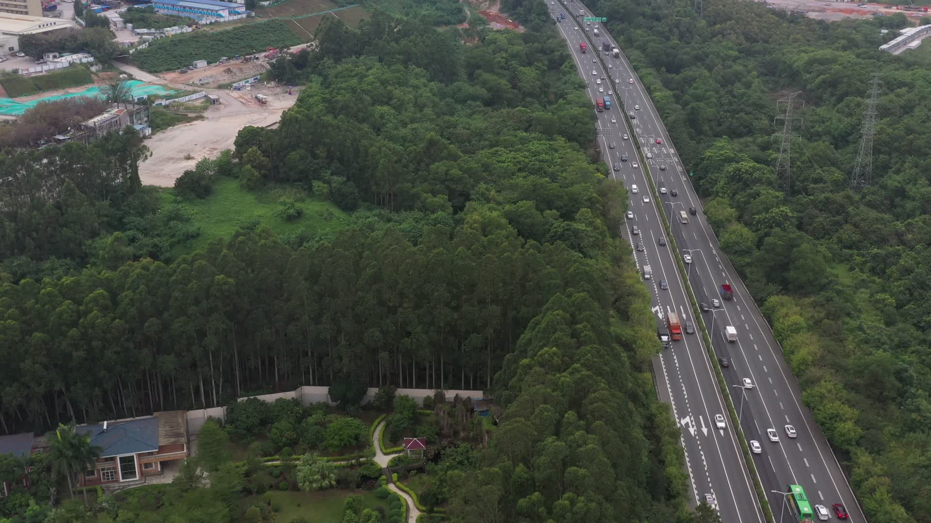深圳龙华乡镇公路交通航拍视频的预览图