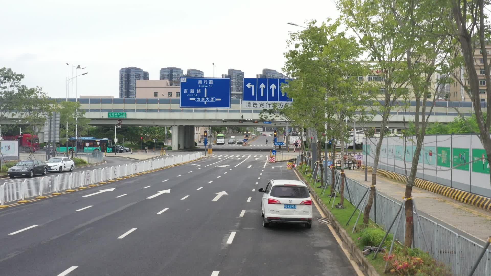 深圳龙华龙澜大道交通高角度航拍视频的预览图
