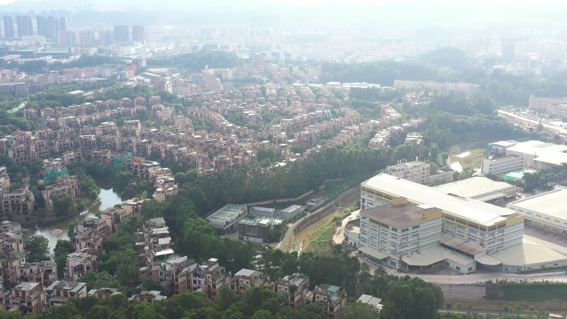 深圳龙华居住区高角度航拍视频的预览图