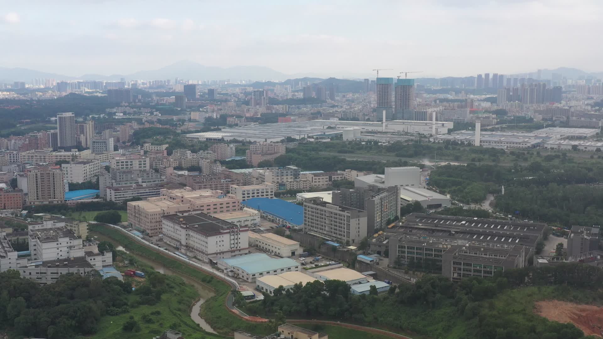 深圳龙华高角度航拍视频的预览图