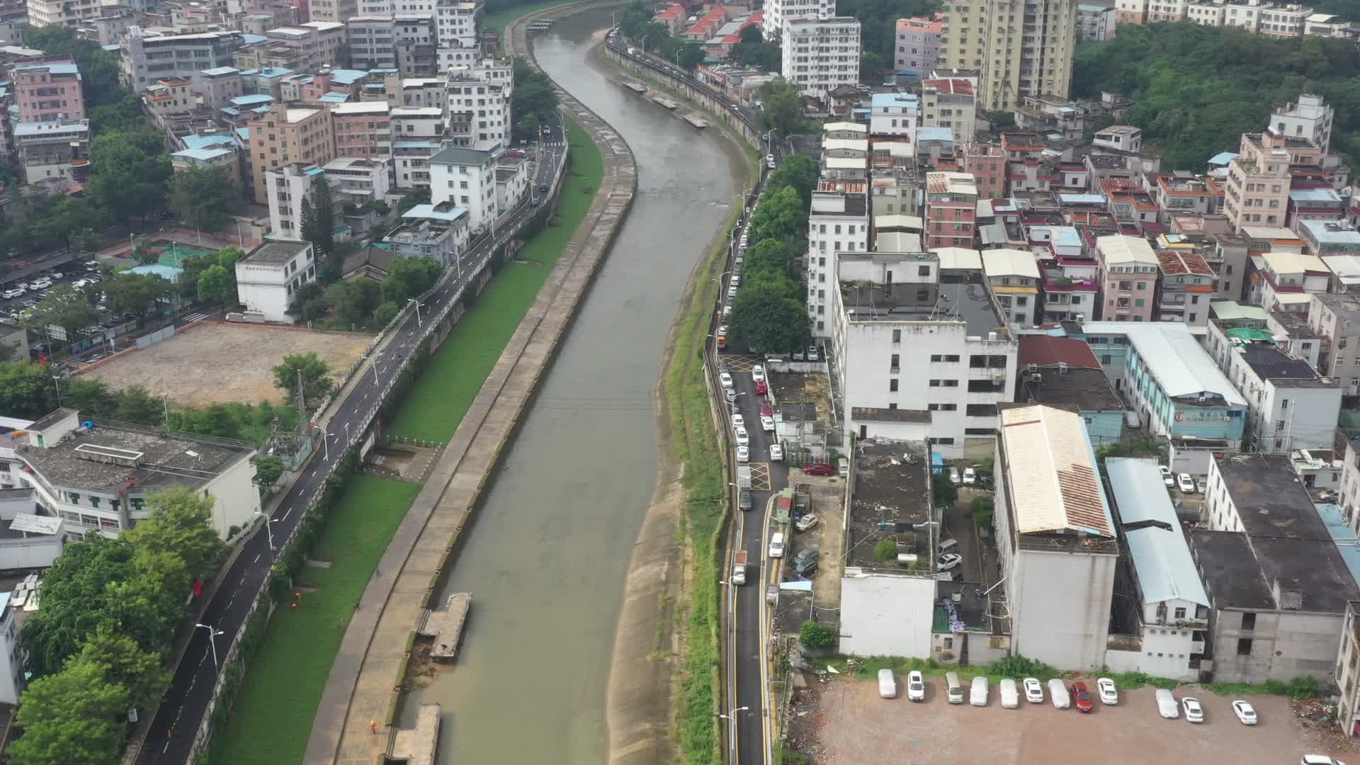 深圳龙华乡村公路交通高角度航拍视频的预览图