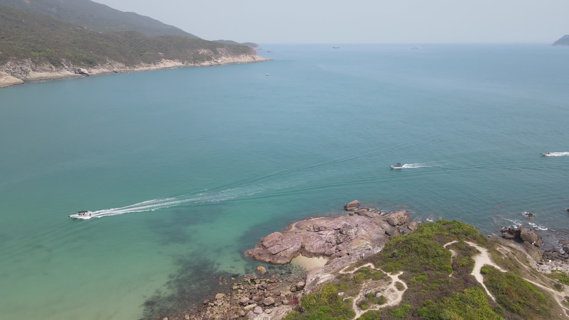 深圳海边快艇驶过高角度航拍视频的预览图