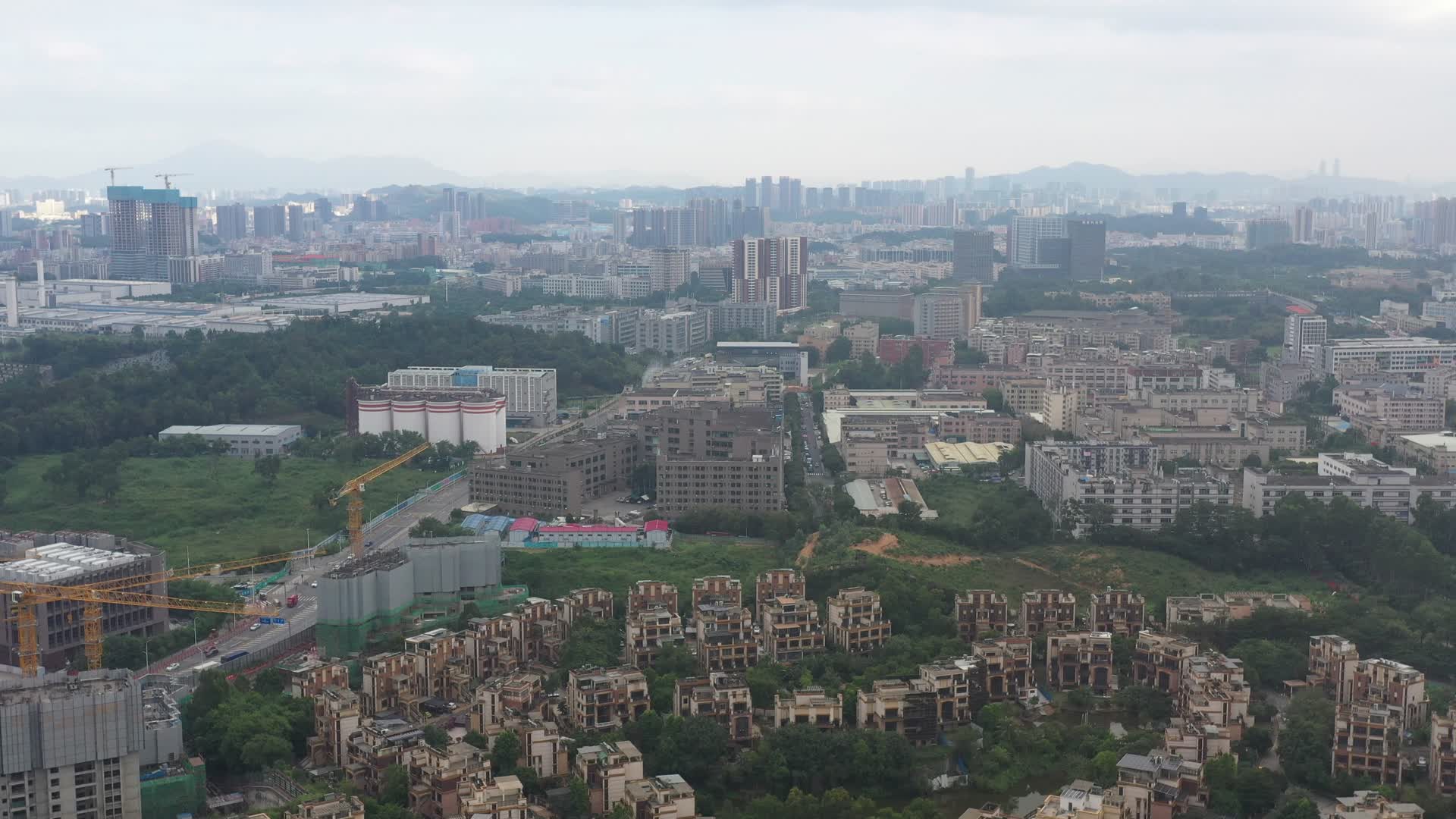 深圳龙华居住区路航拍视频的预览图