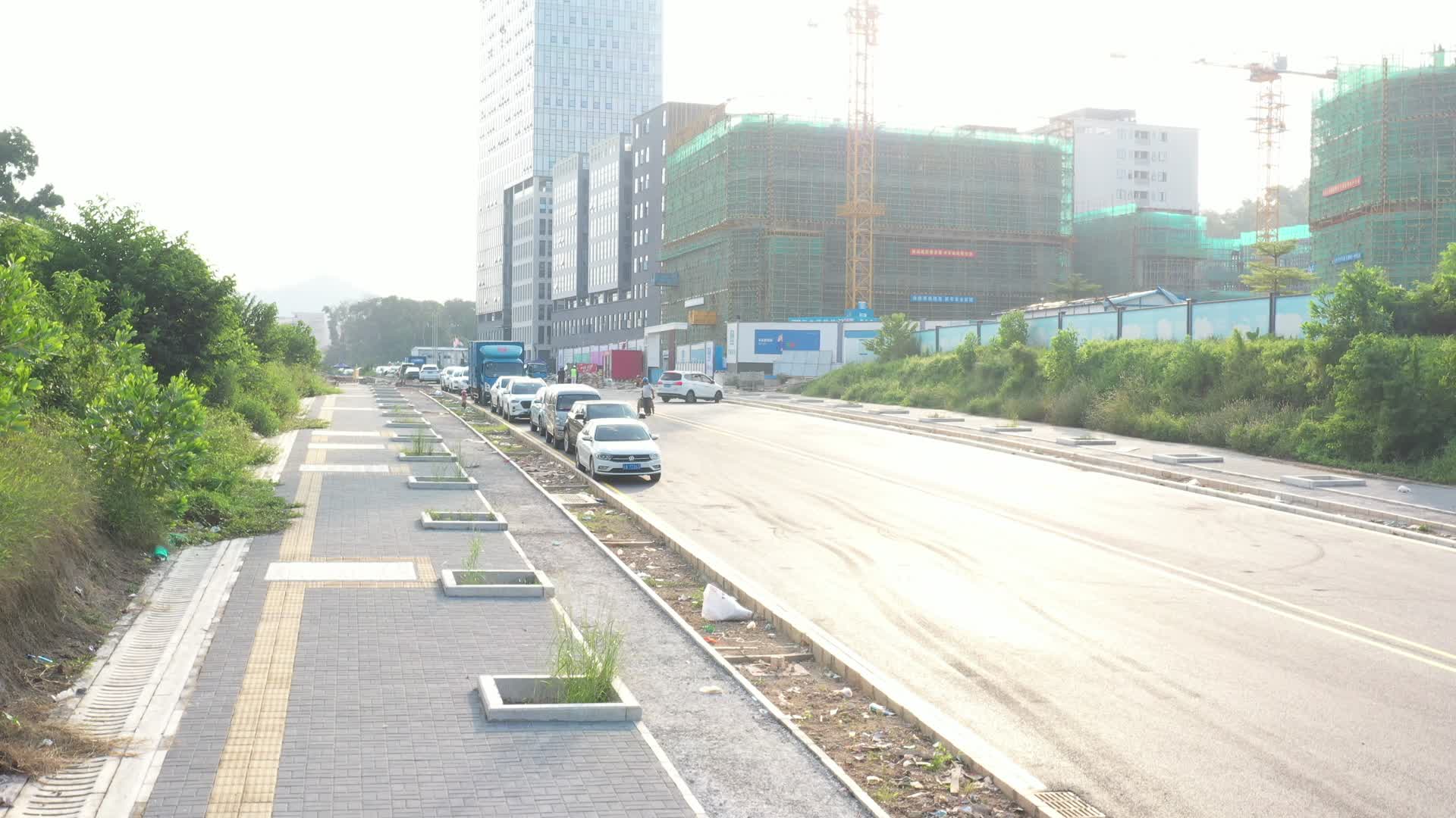 深圳龙华建筑工地交通高角度航拍视频的预览图