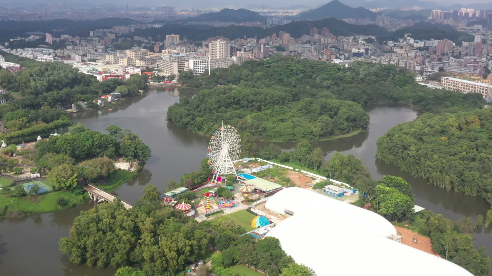 深圳龙华公园绿地高角度航拍视频的预览图