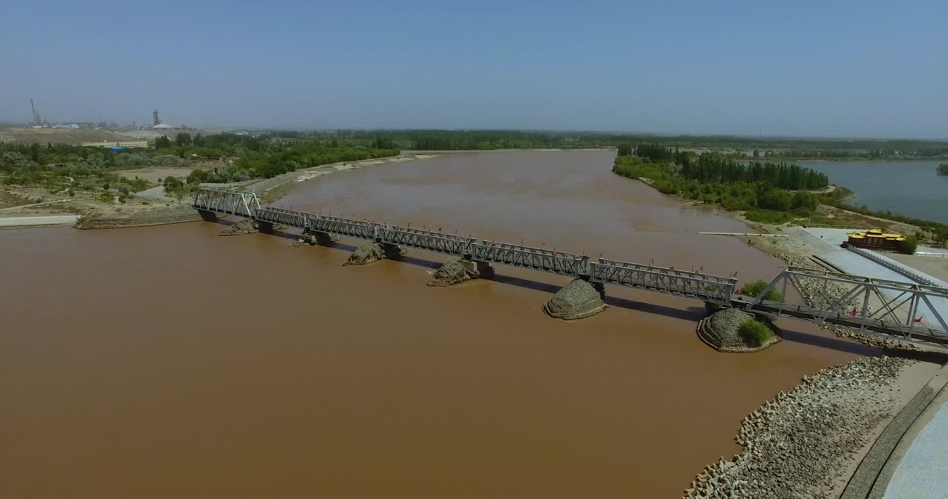 黄河大峡谷青铜峡水利工程黄河铁桥视频的预览图