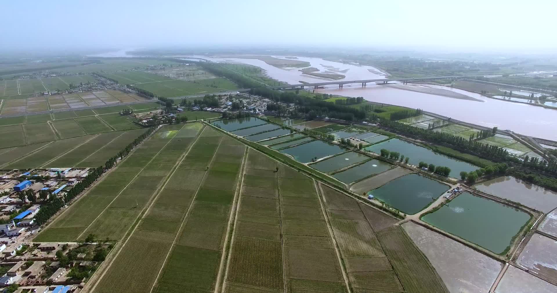 航拍宁夏黄河平原视频的预览图