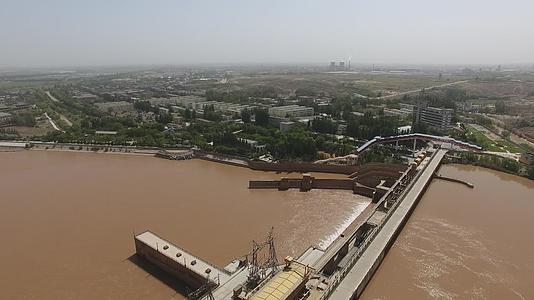 黄河大峡谷青铜峡水利工程黄河铁桥视频的预览图