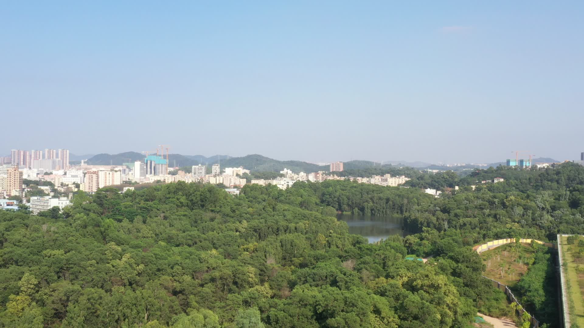 深圳龙华天空建筑绿地航拍视频的预览图