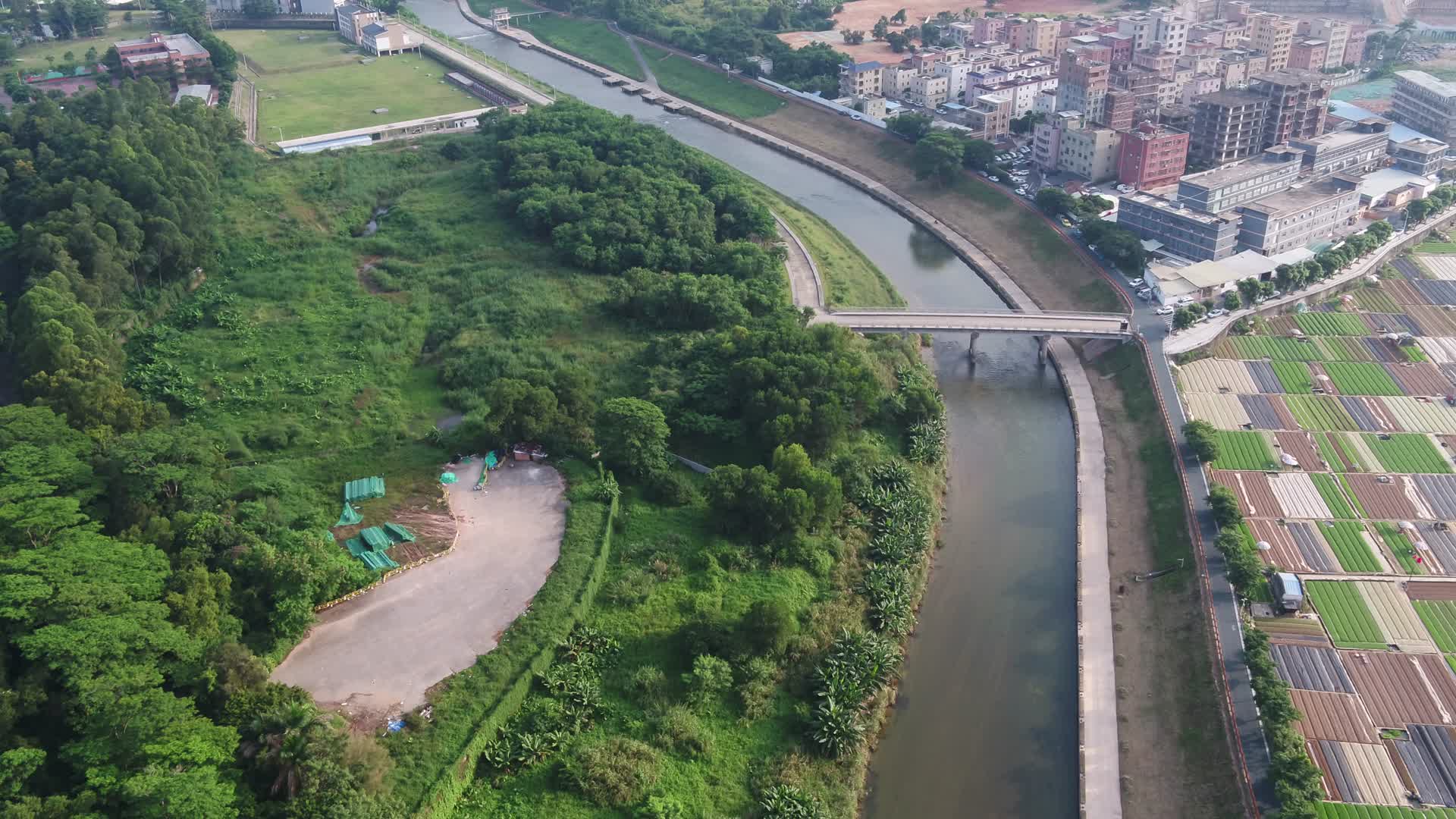 深圳龙华郊外绿地高角度航拍视频的预览图