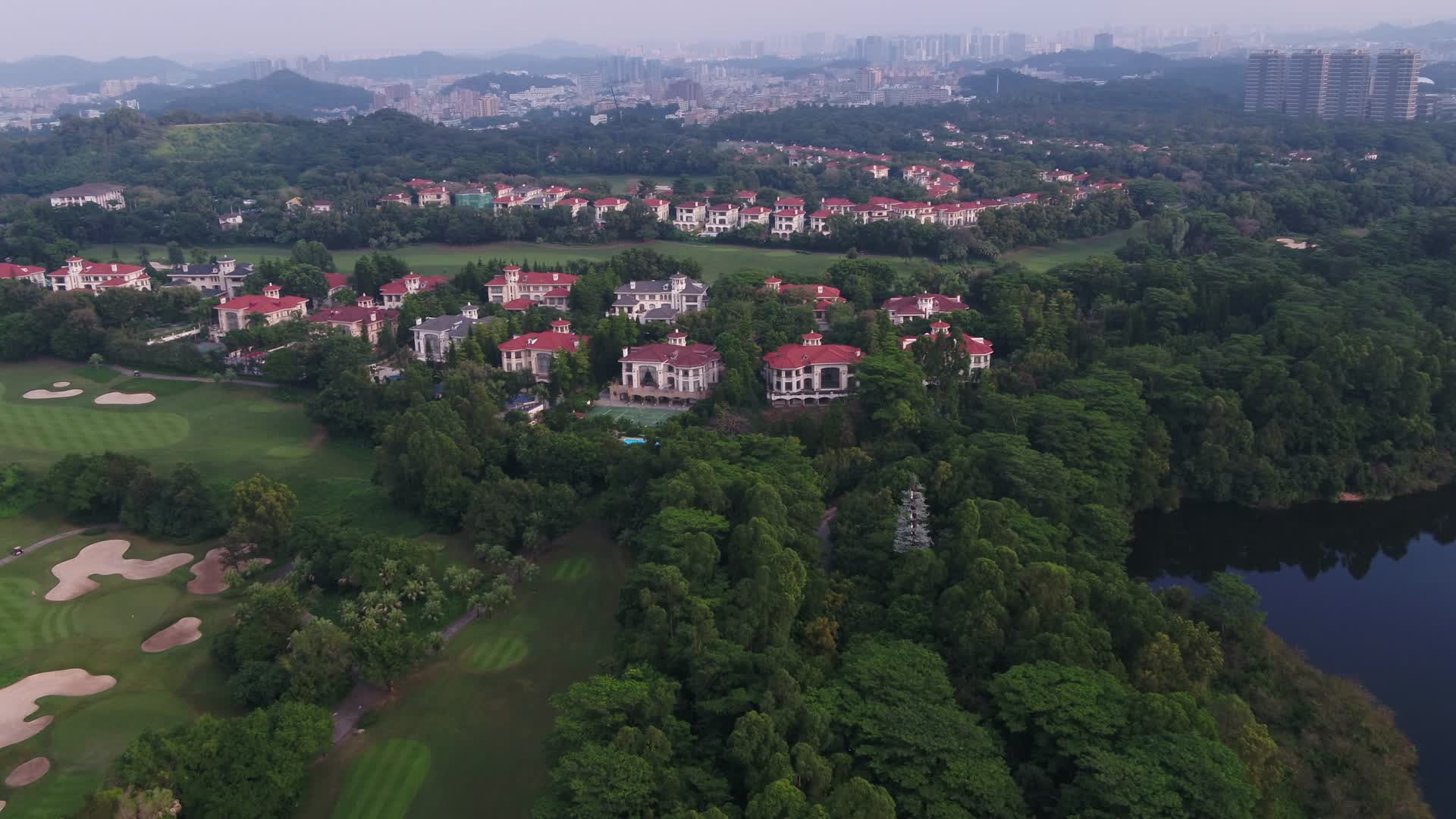 深圳龙华郊外绿地航拍视频的预览图