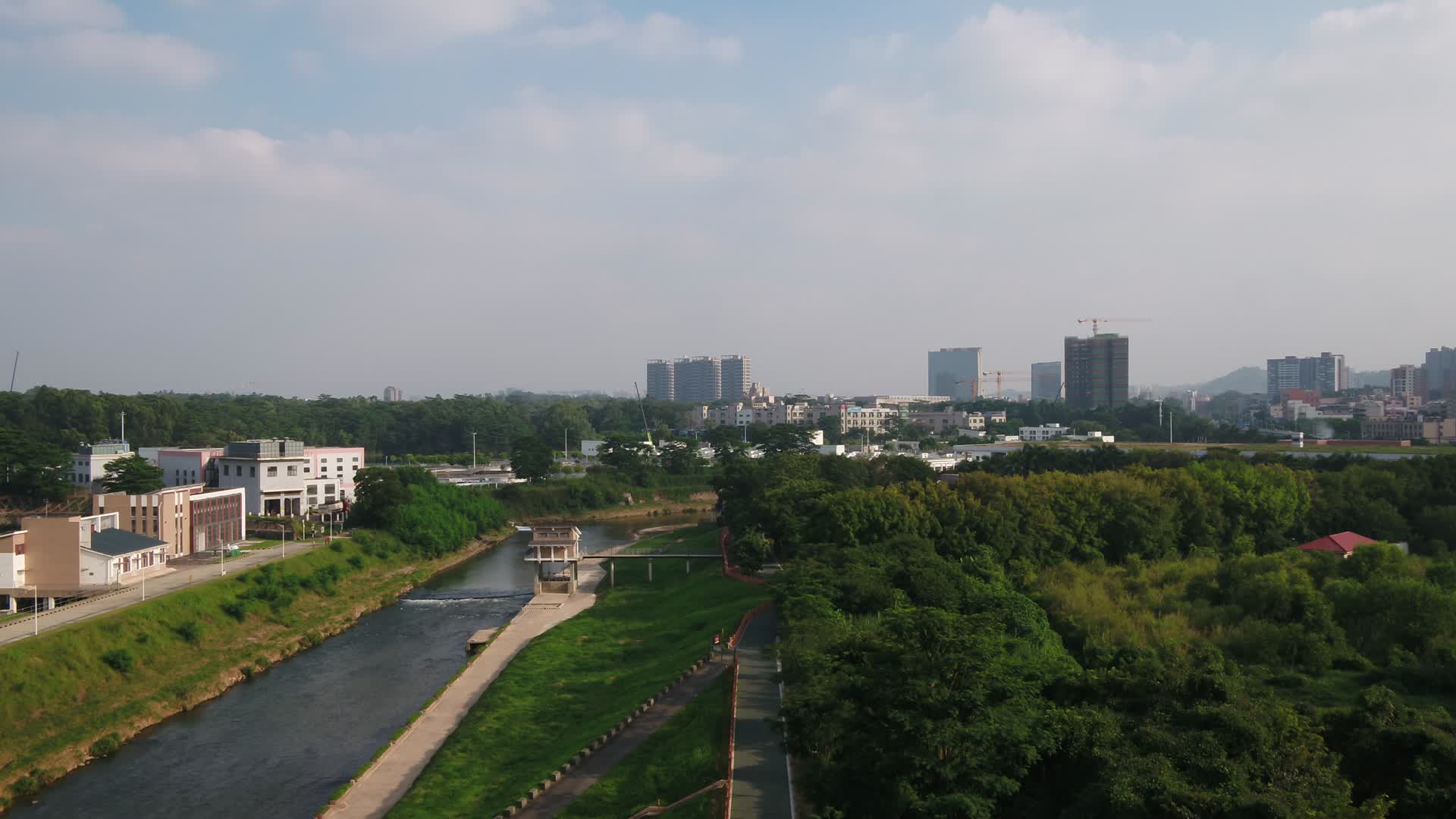 深圳龙华郊外绿地建筑高角度航拍视频的预览图