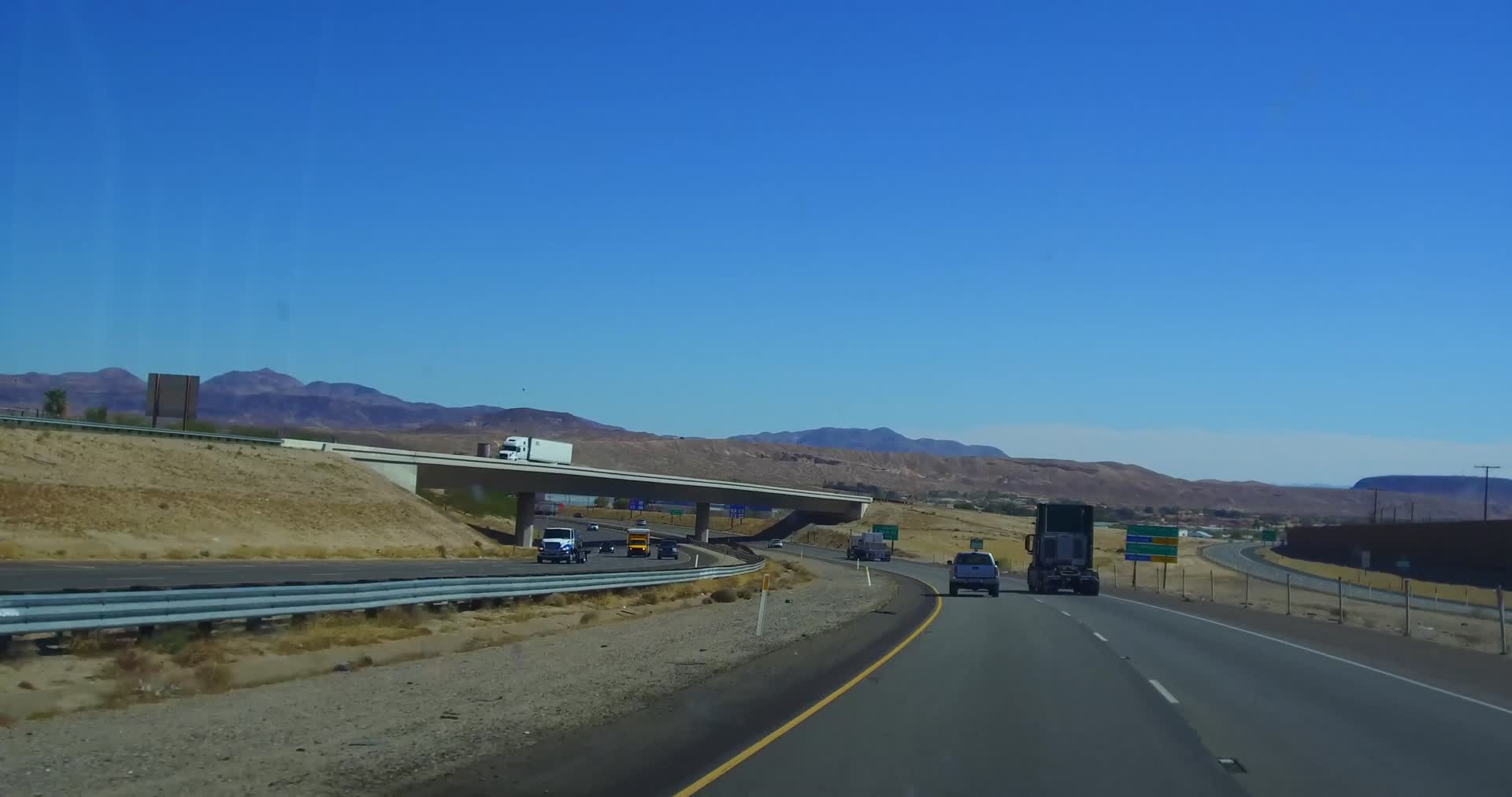 美国加州沙漠高速公路自驾行车记录仪4K视频的预览图