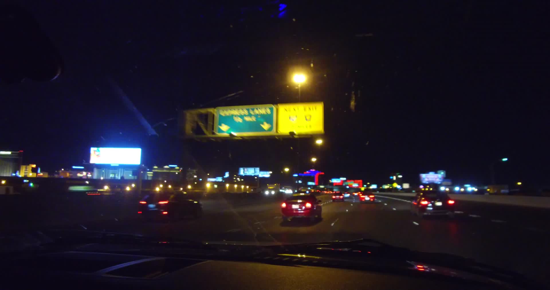 夜晚的拉斯维加斯高速公路实拍4K视频的预览图