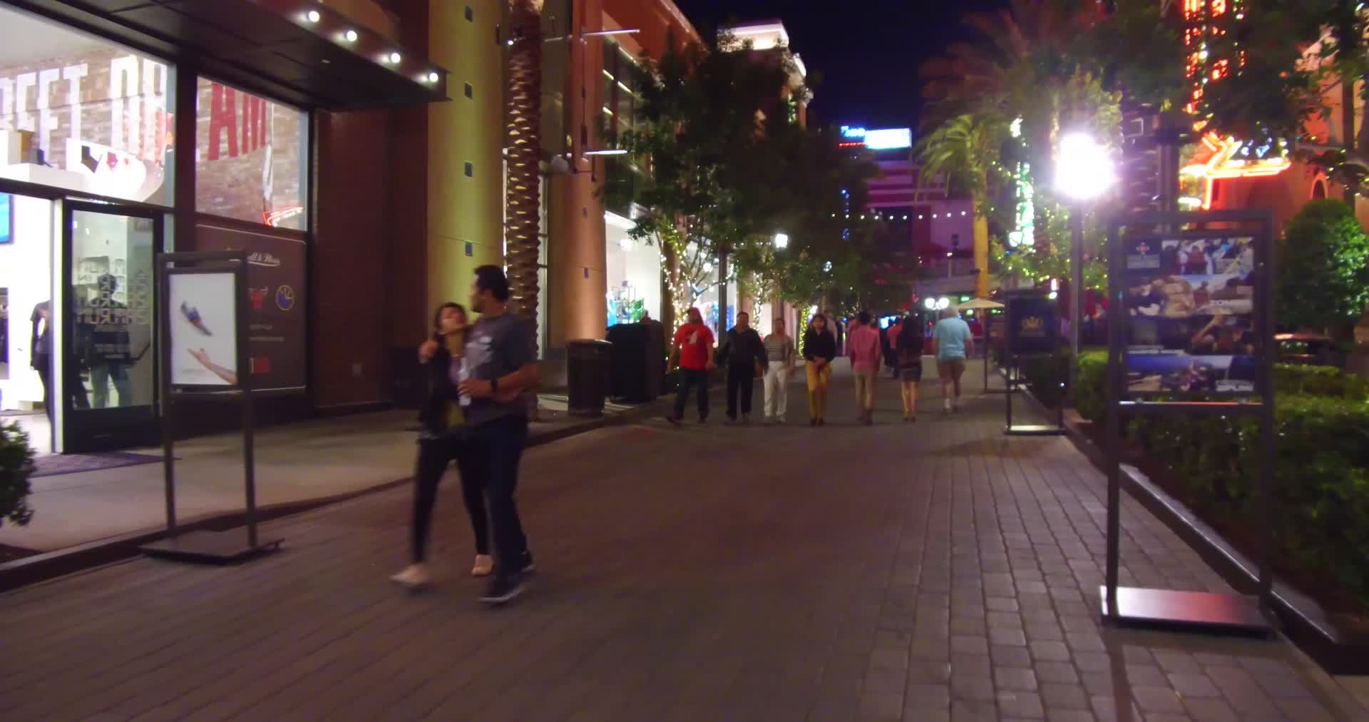 美国赌城拉斯维加斯商业街实拍4K视频的预览图