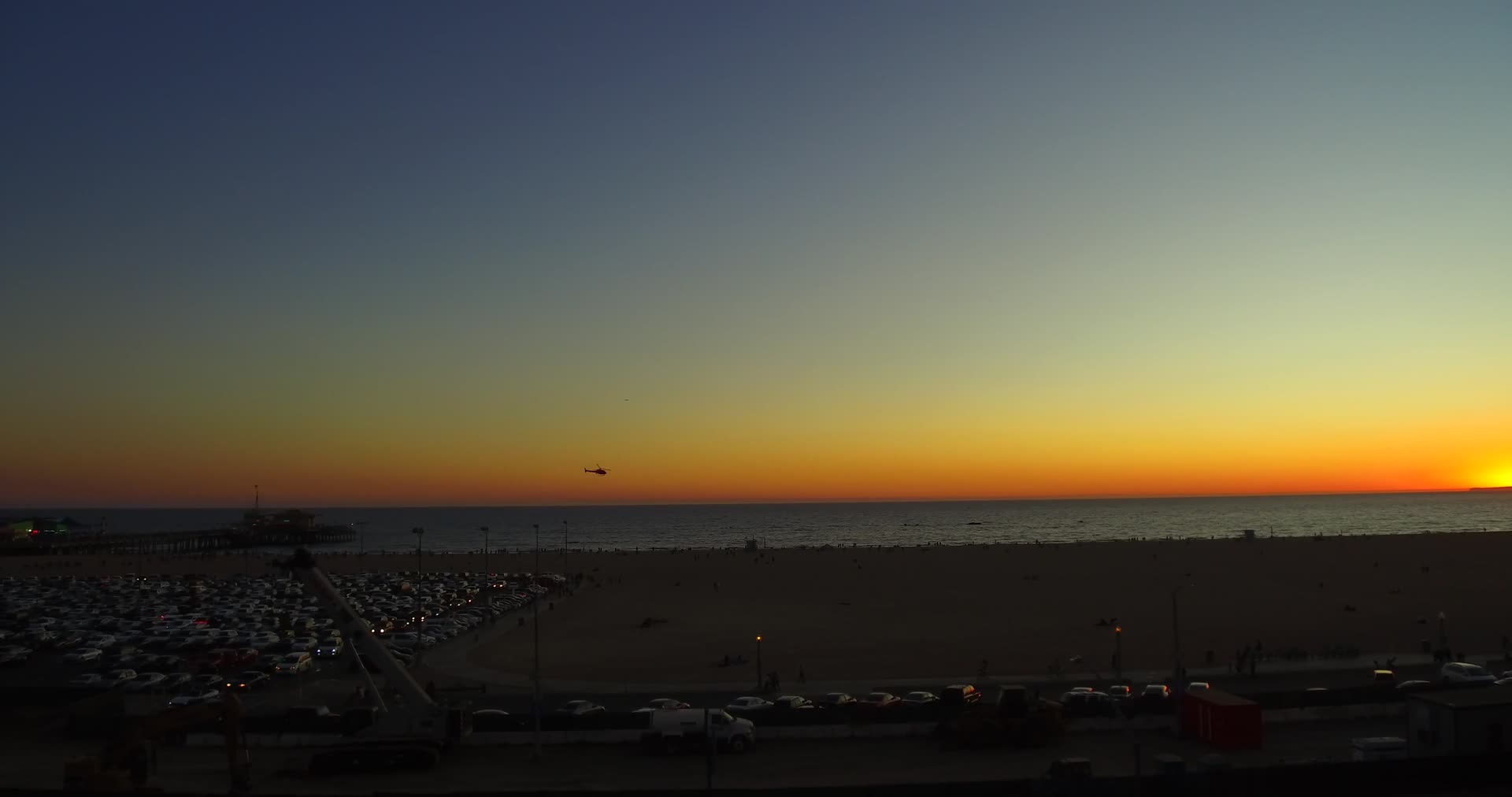 美国洛杉矶加州圣莫妮卡海滩日落实拍4K视频的预览图