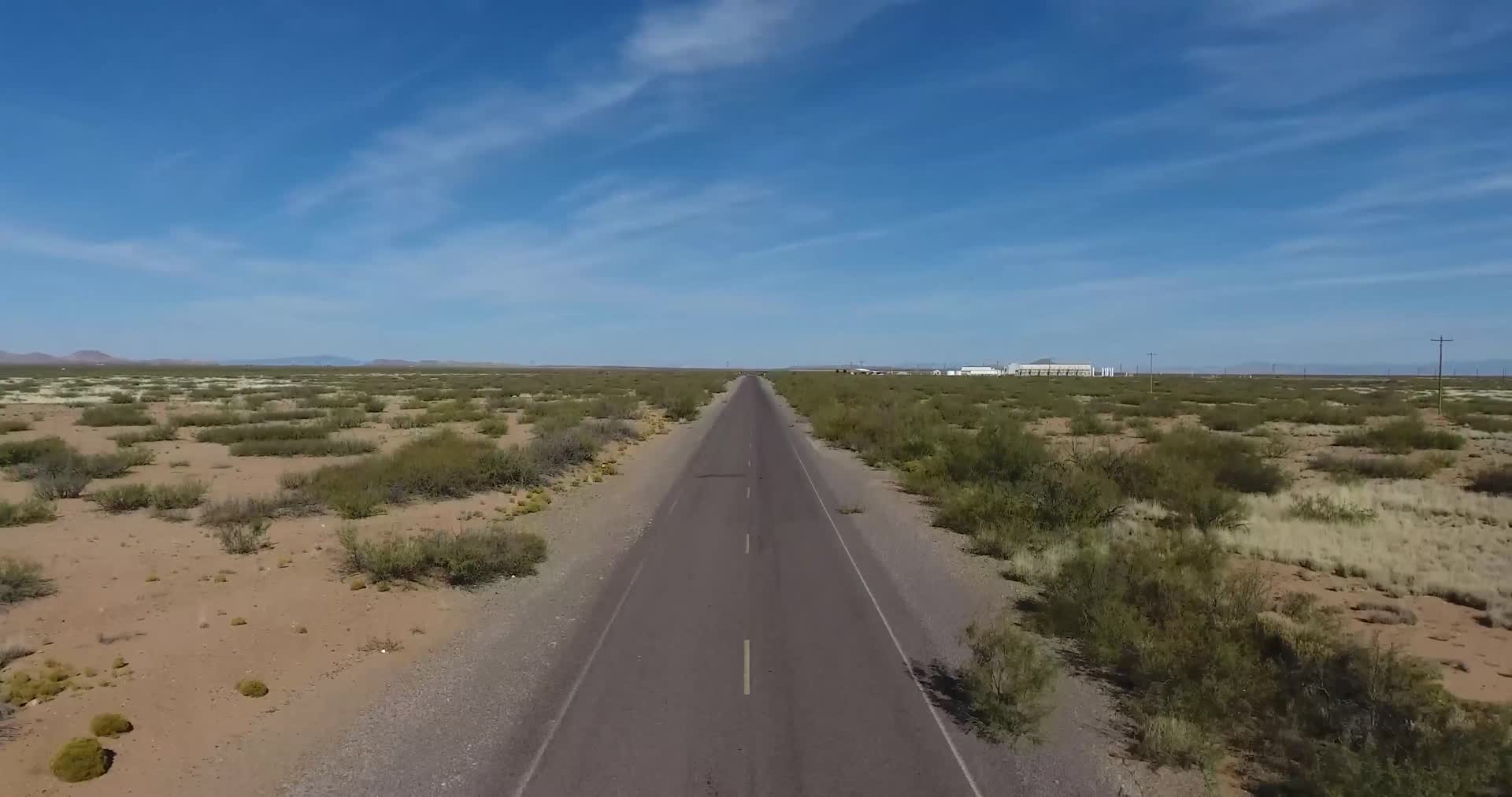 美国亚利桑那加州沙漠公路航拍4K视频的预览图