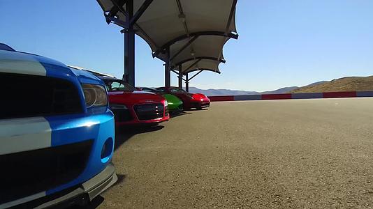 美国拉斯维加斯沙漠赛车场赛道超跑实拍视频的预览图