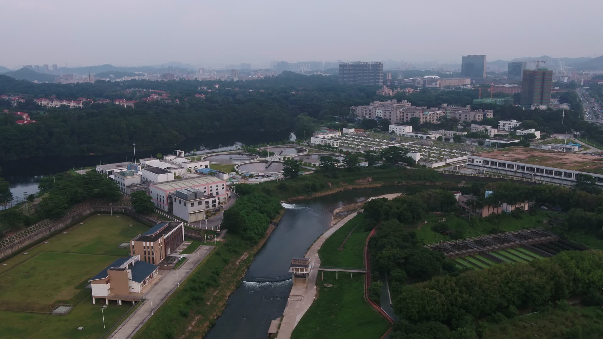 深圳龙华郊外绿地航拍视频的预览图