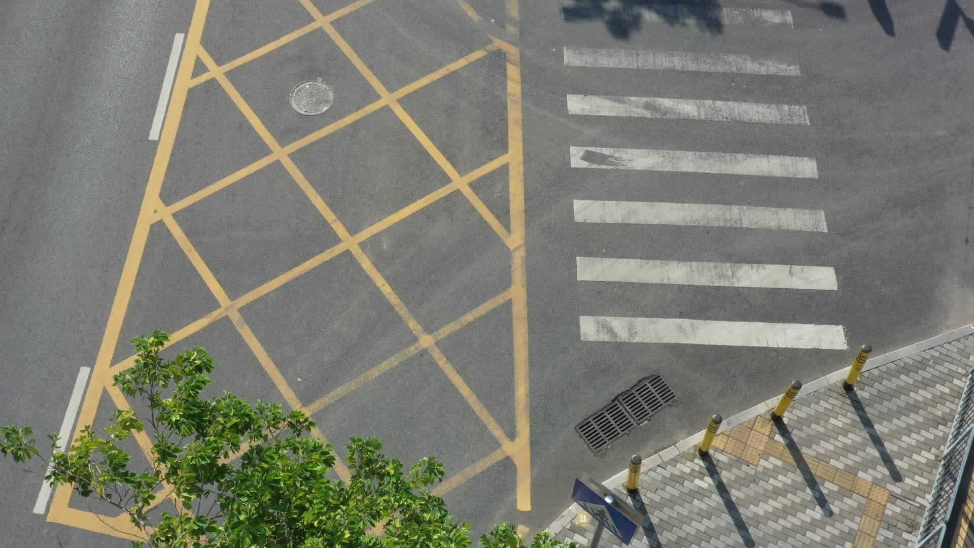 深圳龙华马路高角度航拍视频的预览图