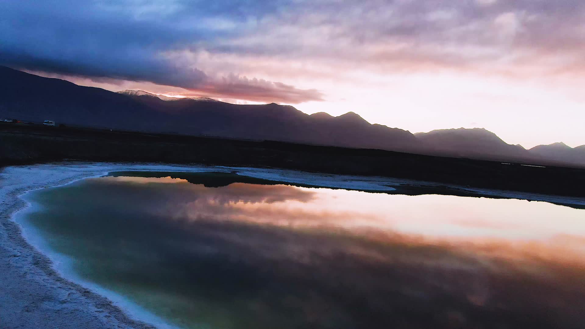 4K航拍翡翠湖视频的预览图