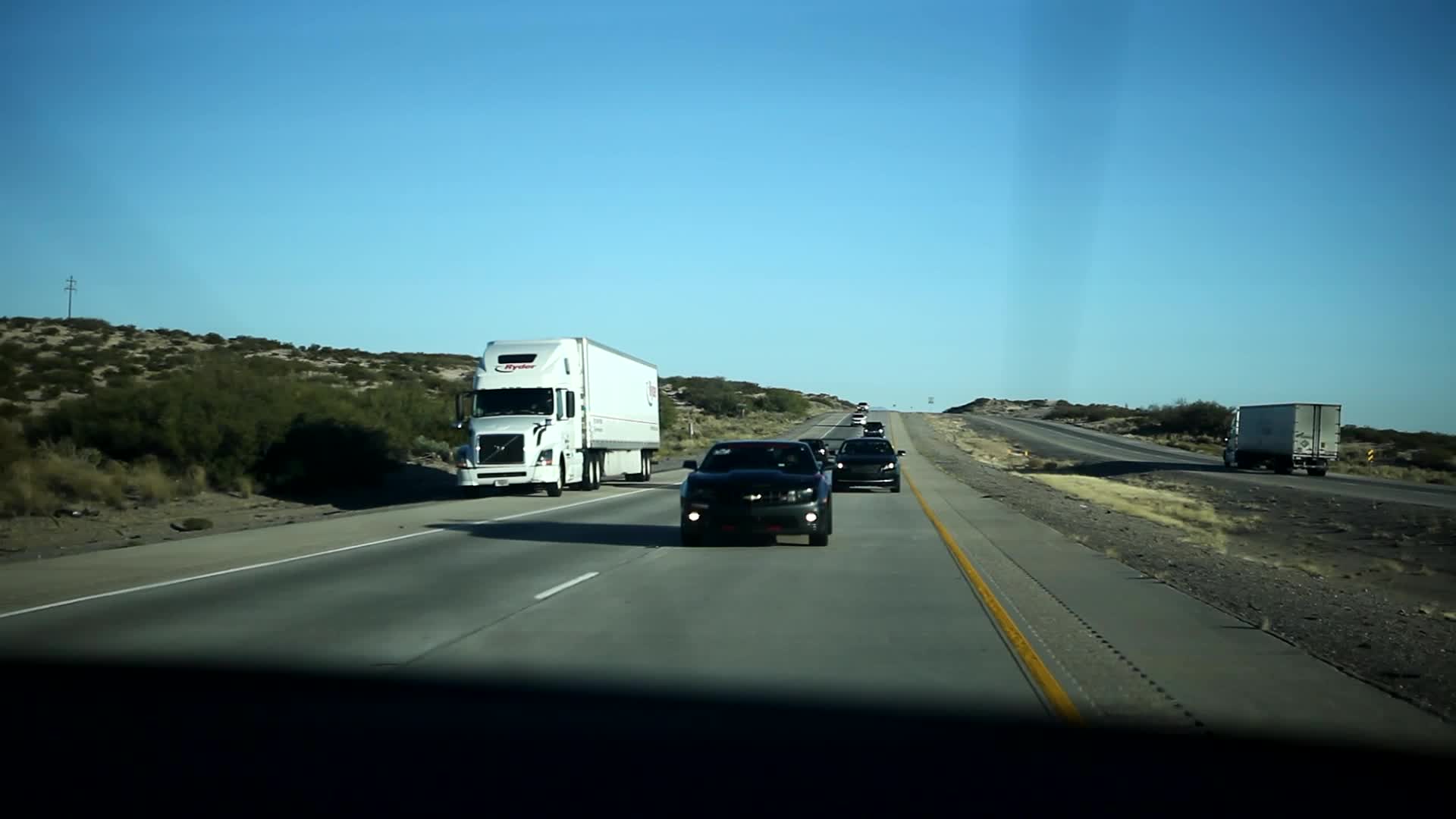 美国高速公路实拍超跑跑车车队行车记录仪视频的预览图